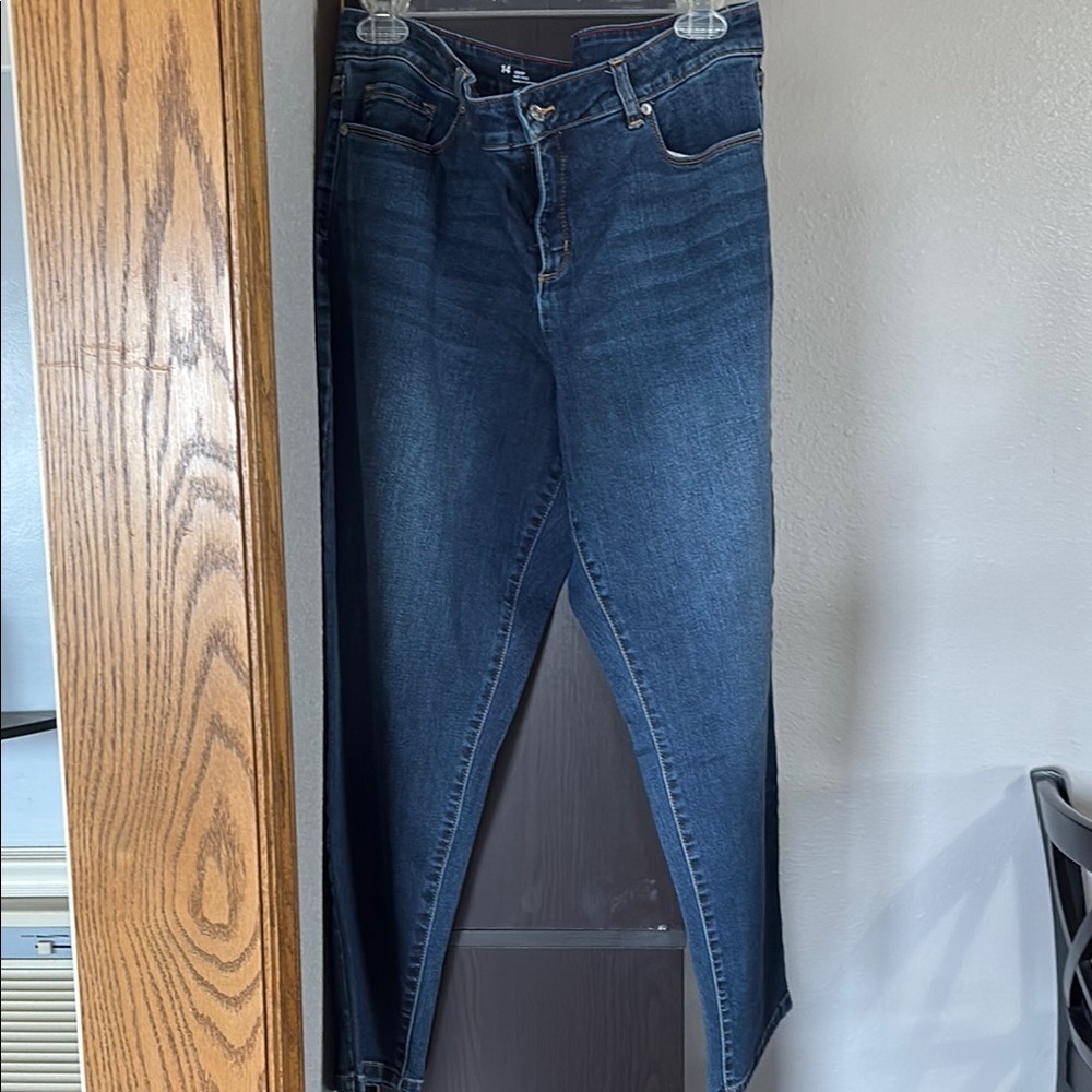 Gently used Women’s Liz Claiborne Size 14 Mid Rise Crop Jeans